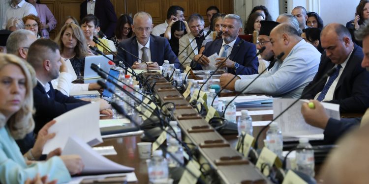 Парламентарната комисия по образованието и науката подкрепи на първо четене предложените от Министерския съвет промени в Закона за предучилищното и училищното образование