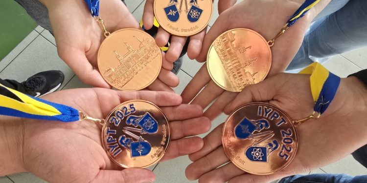 Български ученици спечелиха отборни бронзови медали от Международния турнир на младите физици (IYPT)