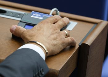 Размерът на таксите за платено обучение на докторанти в държавните висши училища да не може да бъде по-нисък от 60% от средствата за издръжка на обучението в даденото професионално направление (ПН). Същият праг е поставен и за размера на студентските такси за платено обучение в държавните университети плюс добавеният размер на таксата за съответното ПН или специалност от регулираните професии. Това реши Народното събрание, което гласува на второ четене промени в Закона за висшето образование.