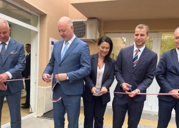 Министър-председателят Росен Желязков и министърът на образованието и науката Красимир Вълчев участваха в церемония по откриването на обновени и модернизирани детска градина и училище в община Симитли със средства от Националния план за възстановяване и устойчивост