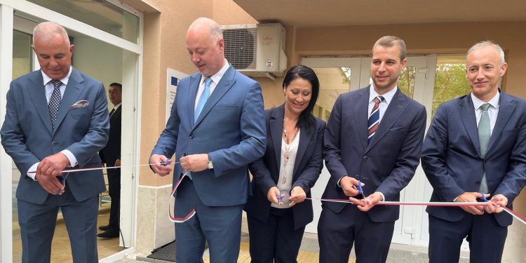 Министър-председателят Росен Желязков и министърът на образованието и науката Красимир Вълчев участваха в церемония по откриването на обновени и модернизирани детска градина и училище в община Симитли със средства от Националния план за възстановяване и устойчивост