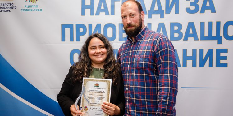 Ресурсен учител учи децата как да общуват с „различните“ от тях