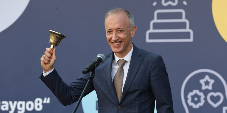 Министър Красимир Вълчев в първия учебен ден: Учителите имат нужда от подкрепата ни