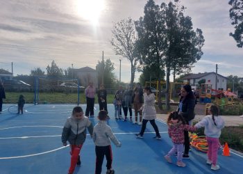 Родители и деца спортуват и рисуват заедно в новата детска градина в село Въглен