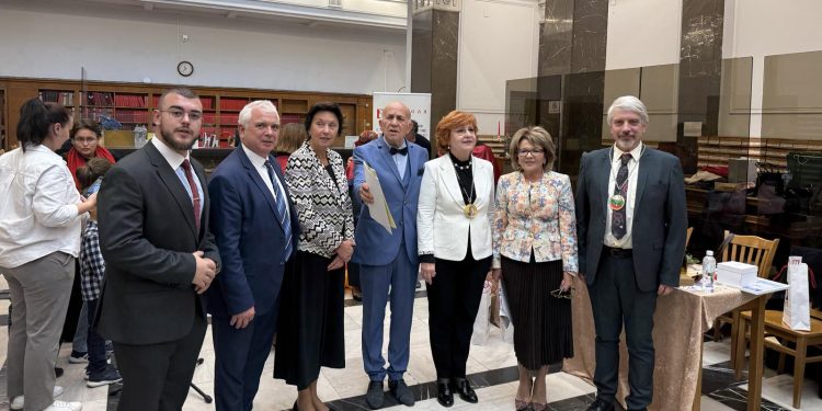 В навечерието на Деня на народните будители Университетът по библиотекознание и информационни технологии (УниБИТ) събра учени, студенти и приятели на 23-тата научна конференцията „Обществото на знанието и хуманизмът на XXI век“