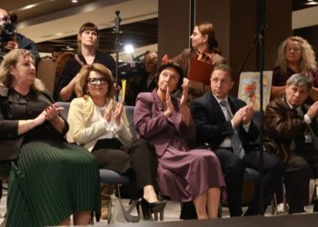 Благотворителна изложба с рисунки на ученици помага на болни деца