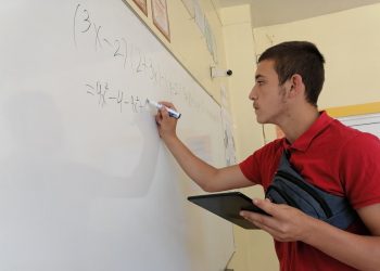 Приоритет в началните училища трябва да бъде изучаването на българския език и литература, а в средните – на математика, точни науки, история и обществени науки. Това сочат резултатите от национално представително проучване относно културни нагласи и образователни потребности на българите