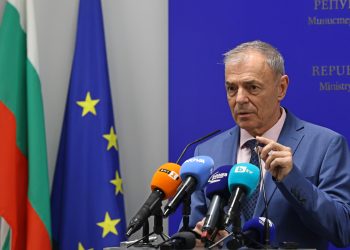 „Работата по реформата на учебните програми ще продължи. По всички предмети са събрани работни групи, които работят по тяхното облекчаване.“ Това заяви служебният министър на образованието и науката проф. Сергей Игнатов след свиканата от него работна среща с началниците на регионалните управления на образованието