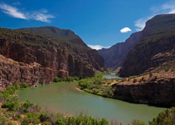 Как река е „прескочила“ 4-километрова планина