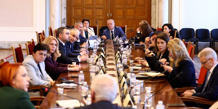 Българските ученици са претрупани, а програмите са претоварени, заяви служебният министър на образованието и науката проф. Сергей Игнатов пред ресорната парламентарна комисия