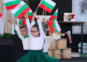 Проведе се патриотичен спектакъл „Малките пазители на традициите“ в Благоевград