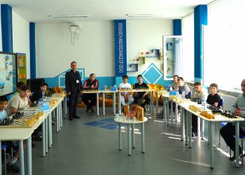 Едновременен шахматен сеанс в СУ „Владимир Комаров“