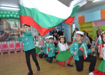 Децата от ДГ „Знаме на мира“ – Белене отбелязаха Националния празник на страната ни