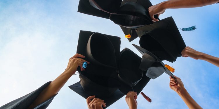 МОН продължава да проследява реализацията на завършилите висшисти в страната и чужбина