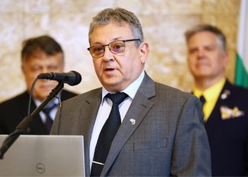 Инж. д-р Петко Динев, който изнесе лекцията пред студенти в Софийския университет на тема "Очите на Артемида: българският принос към мисии до Луната"