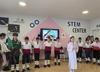 Историческо пътуване към далечната 1876 г., тематични песни и рецитал се преплетоха в емоционален урок по родолюбие в рамките на проект „Успех за теб“ в ОУ „Христо Максимов“ в Самоков